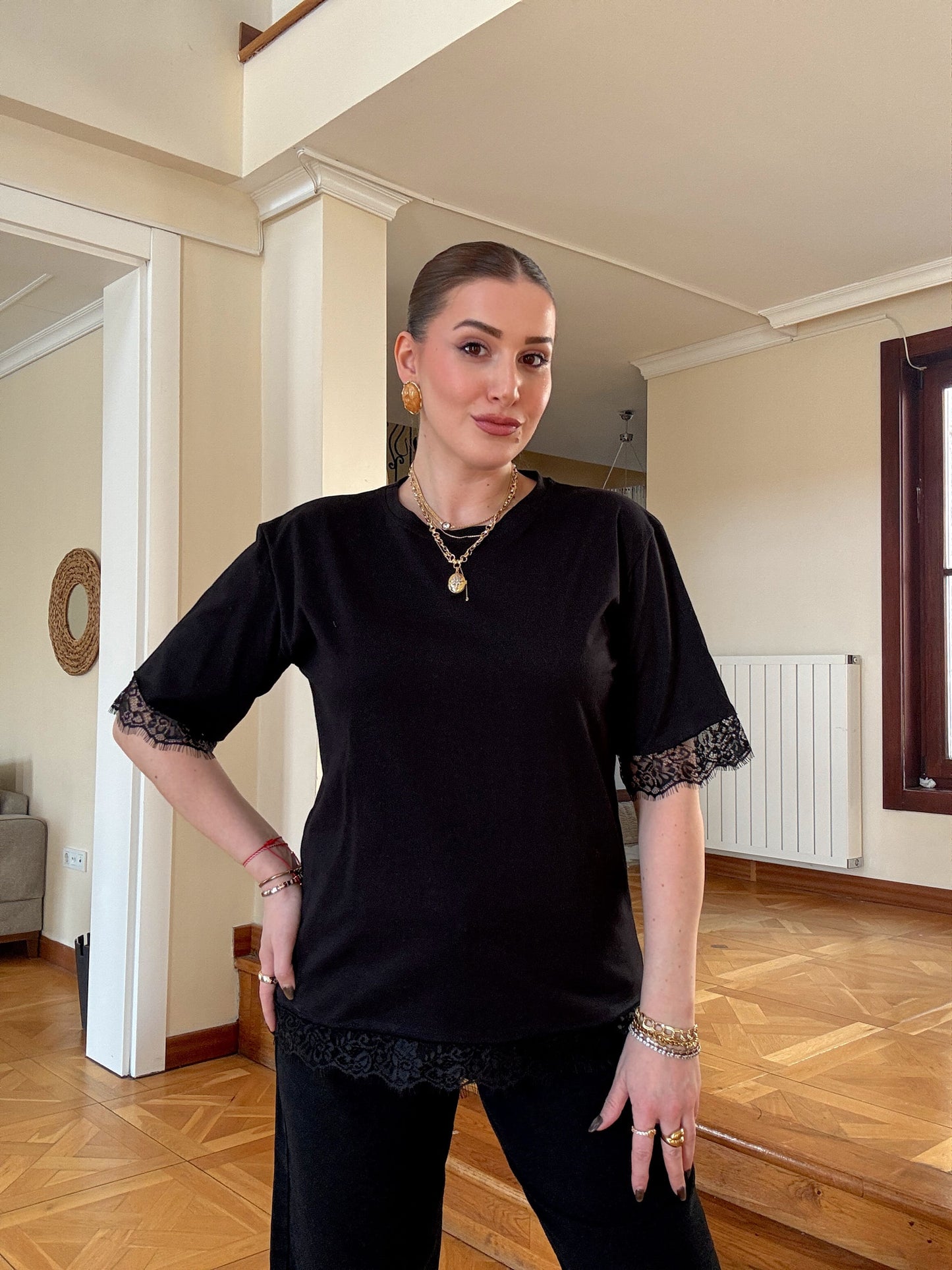 Kolu eteği dantelli tişört Siyah