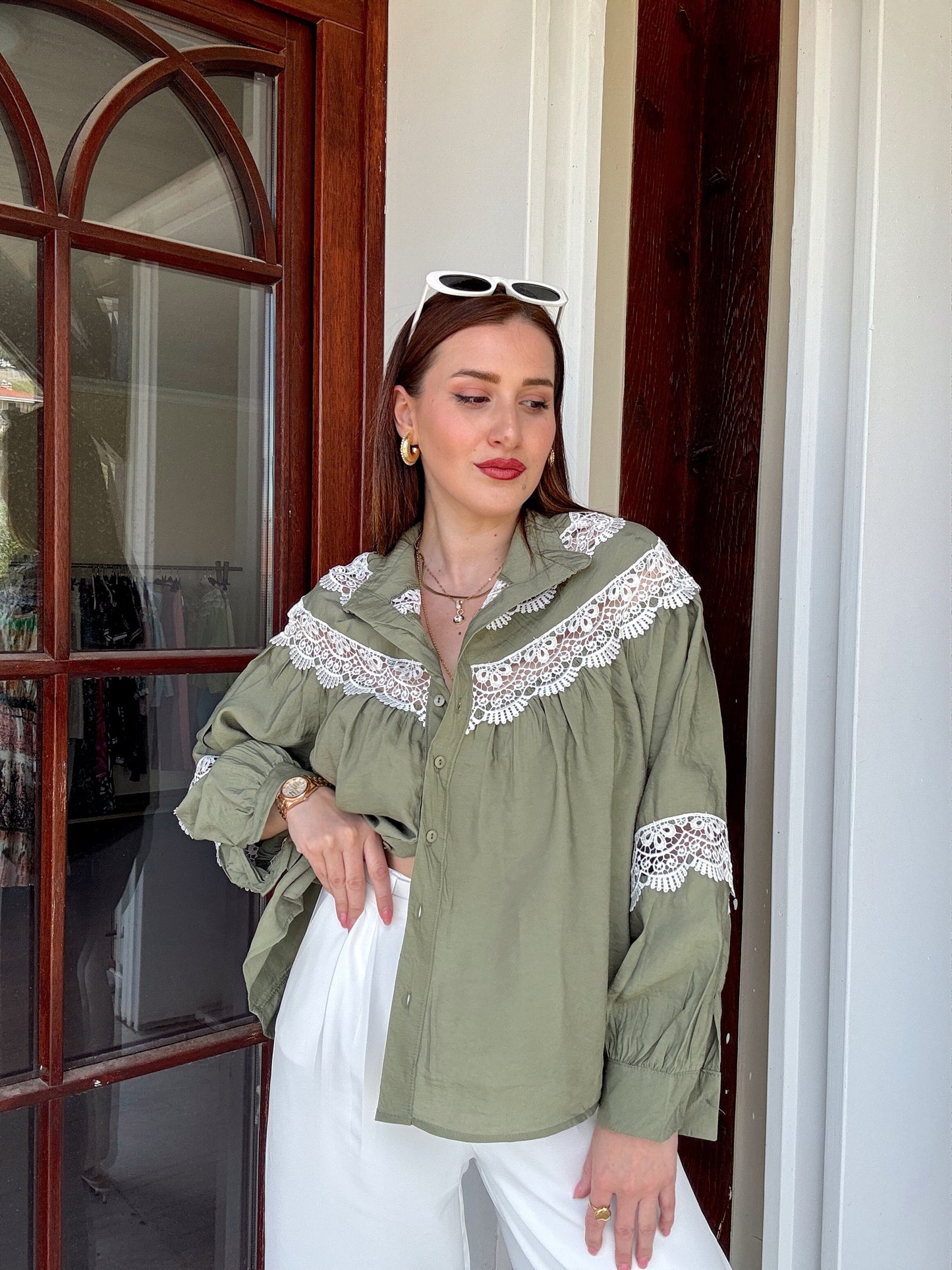 Güpür işlemeli hakim yaka gömlek -HAKİ