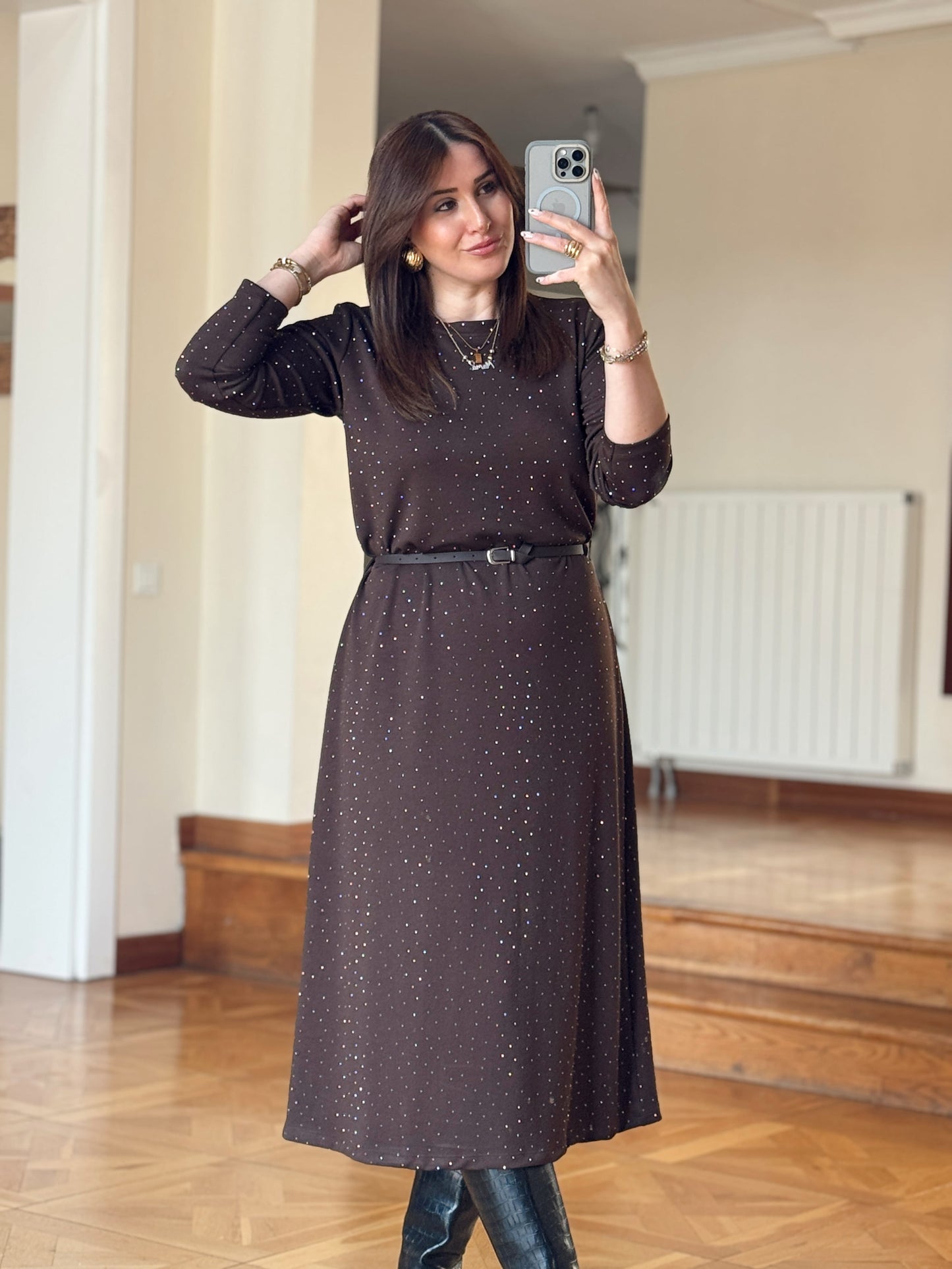 Kemerli Oys Taşlı Elbise-KAHVERENGİ