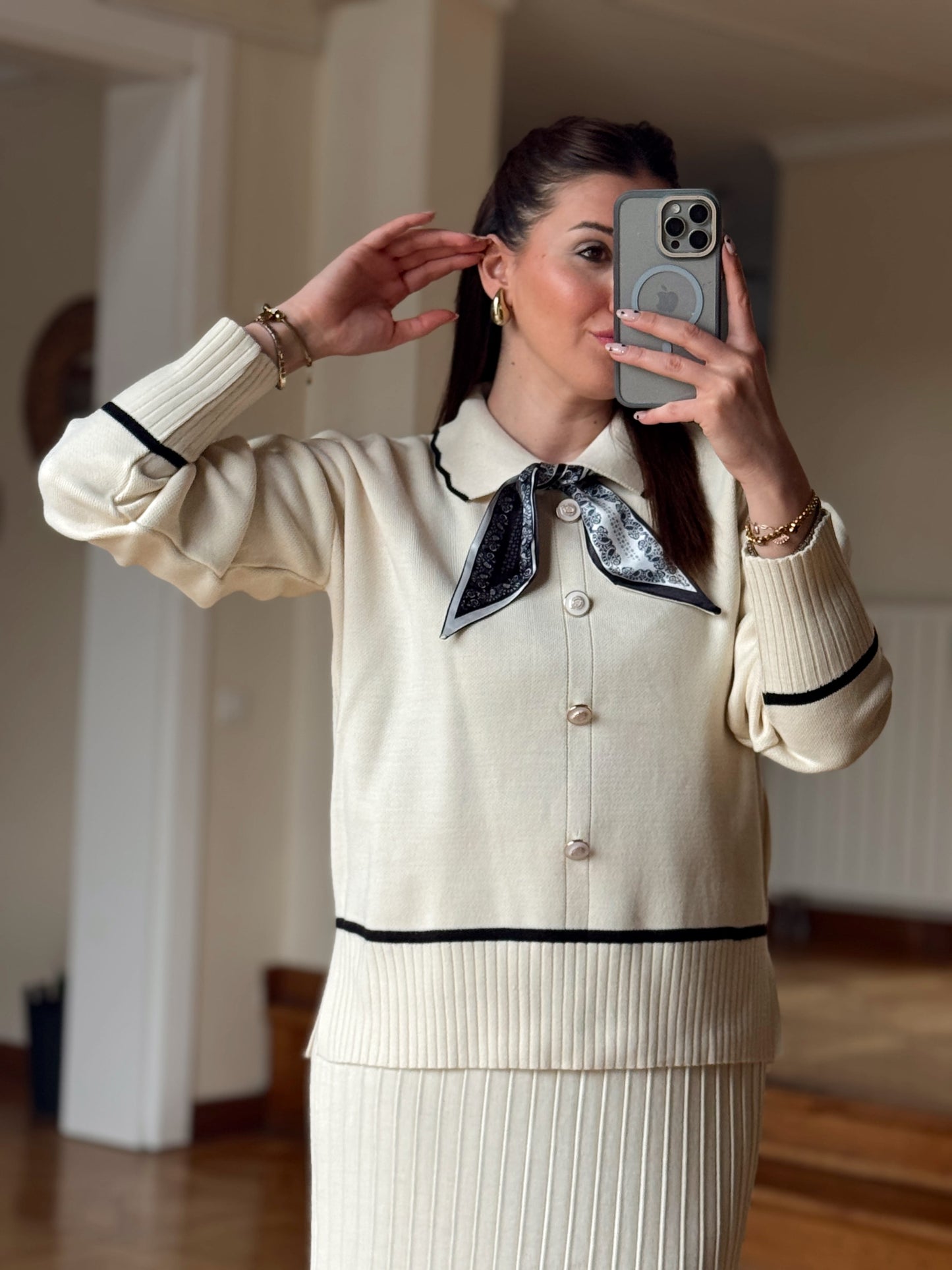 Fular detay aksesuarlı triko takım Bej