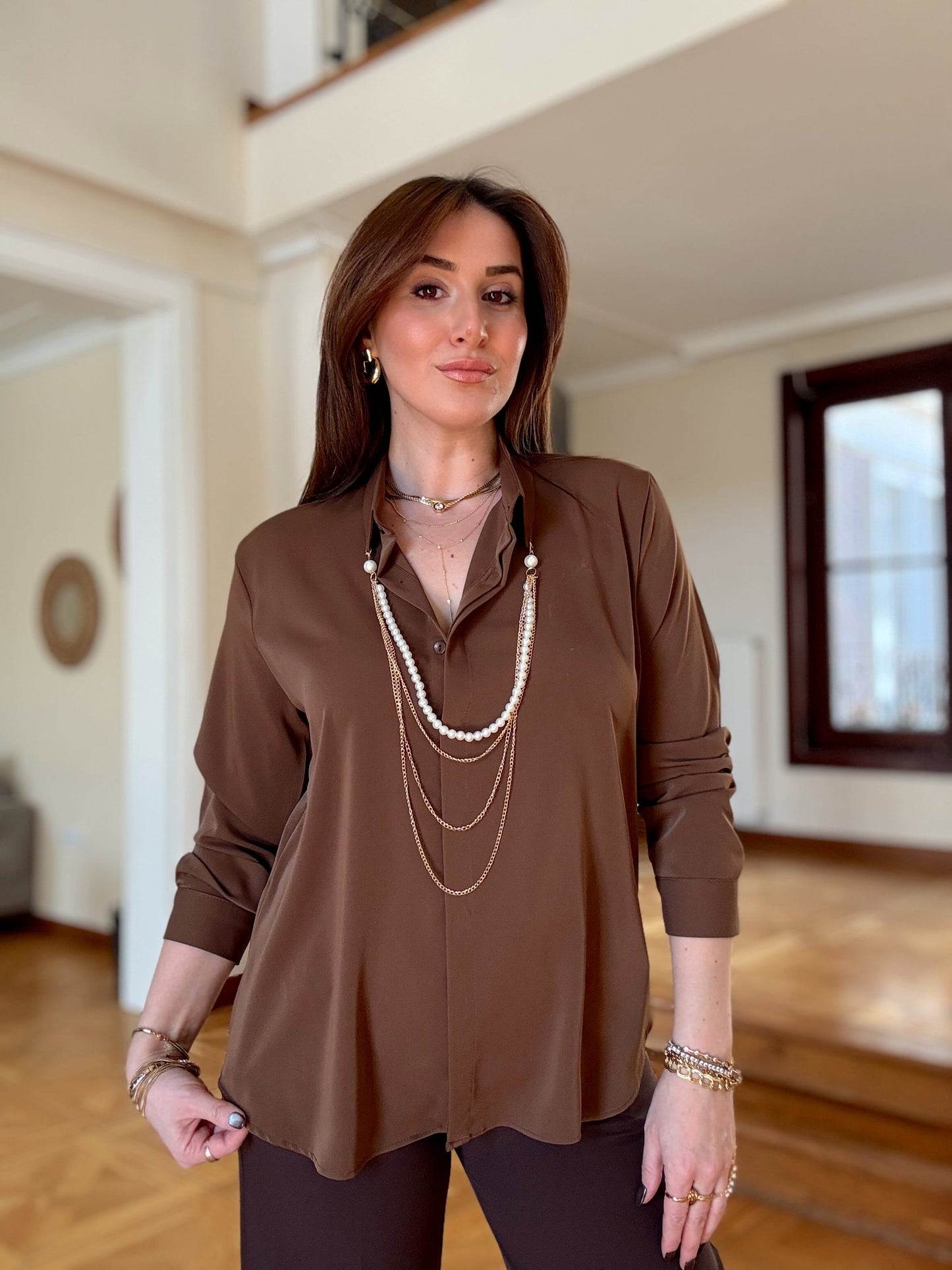 Kolye Aksesuarlı Gömlek-KAHVERENGİ