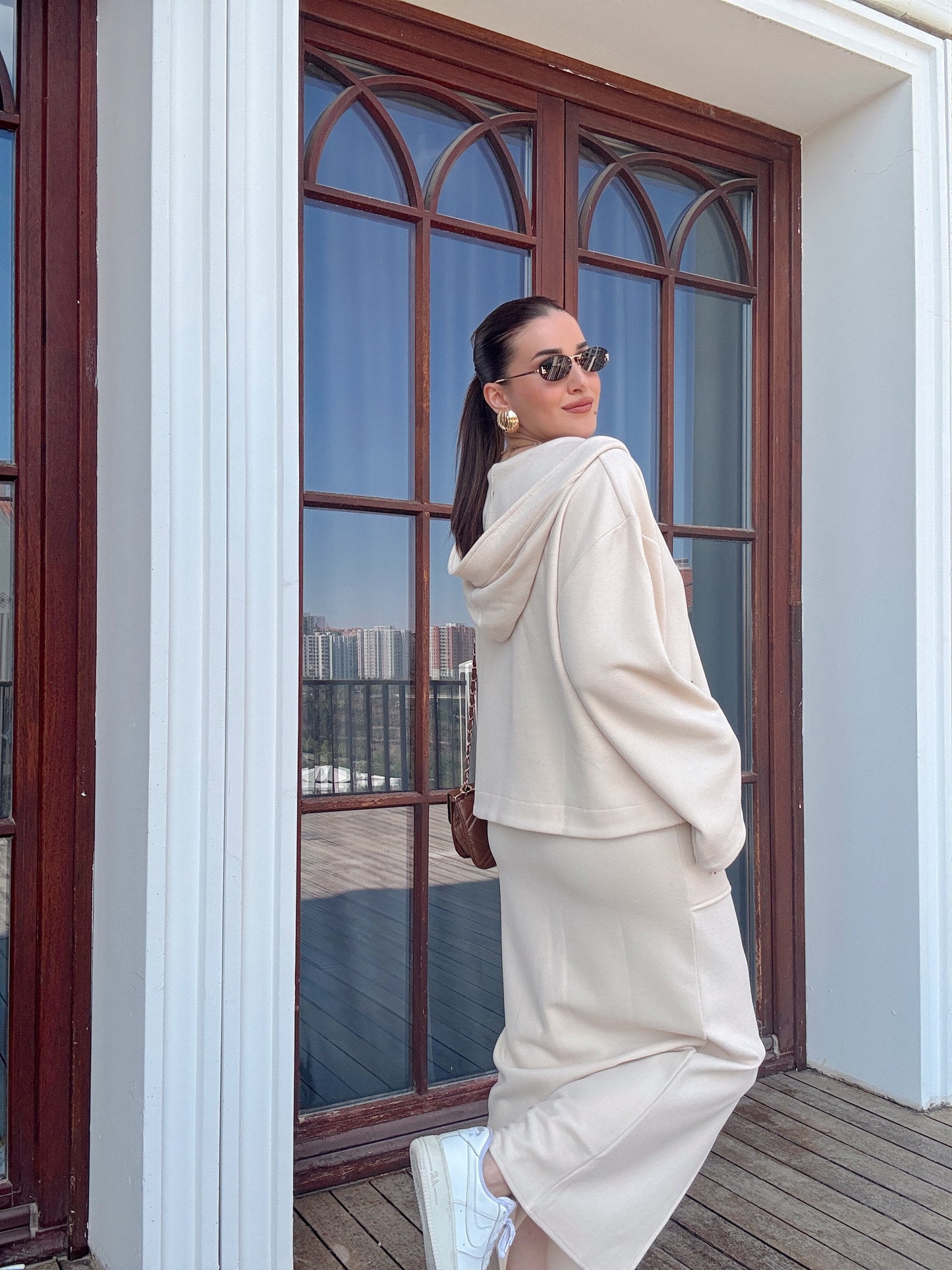 V yaka Kapüşonlu Yırtmaçlı etek takım bej