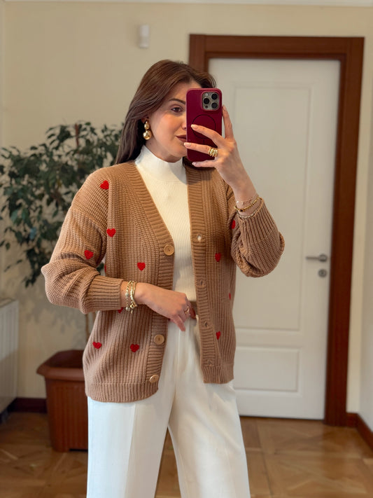 Kalp İşlemeli düğmeli triko hırka Camel-Kırmızı