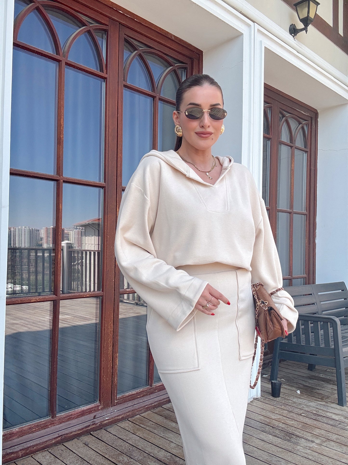 V yaka Kapüşonlu Yırtmaçlı etek takım bej