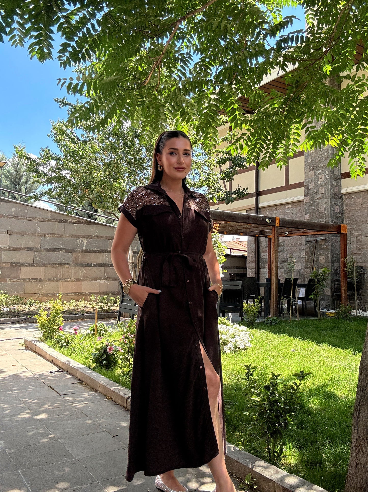 Omuz pul detaylı tensel elbise Kahve