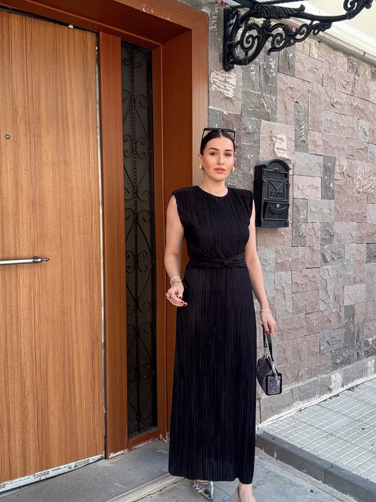 Bel Kemer Detaylı Vatkalı Elbise SİYAH