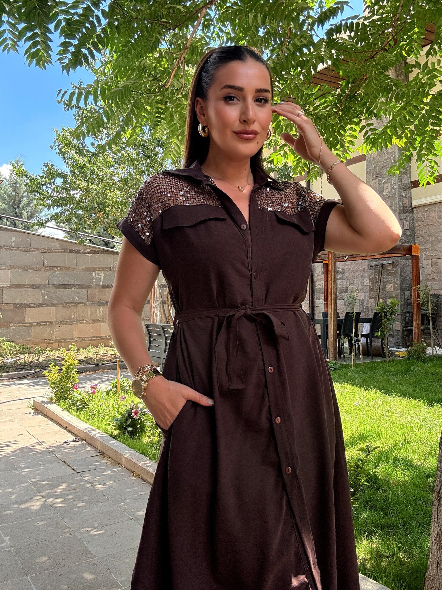Omuz pul detaylı tensel elbise Kahve