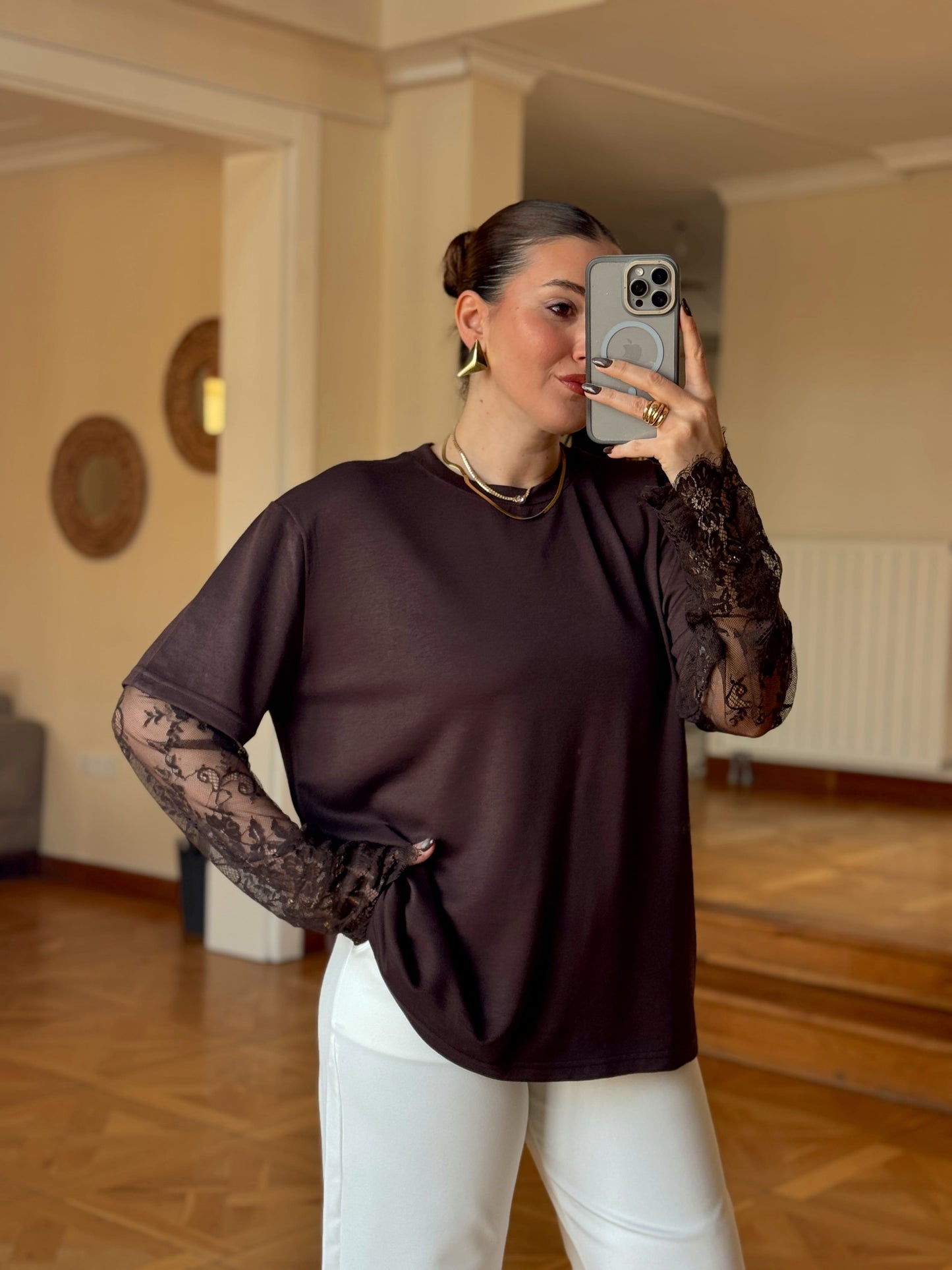 Kolları güpür detaylı basic tişört Kahve