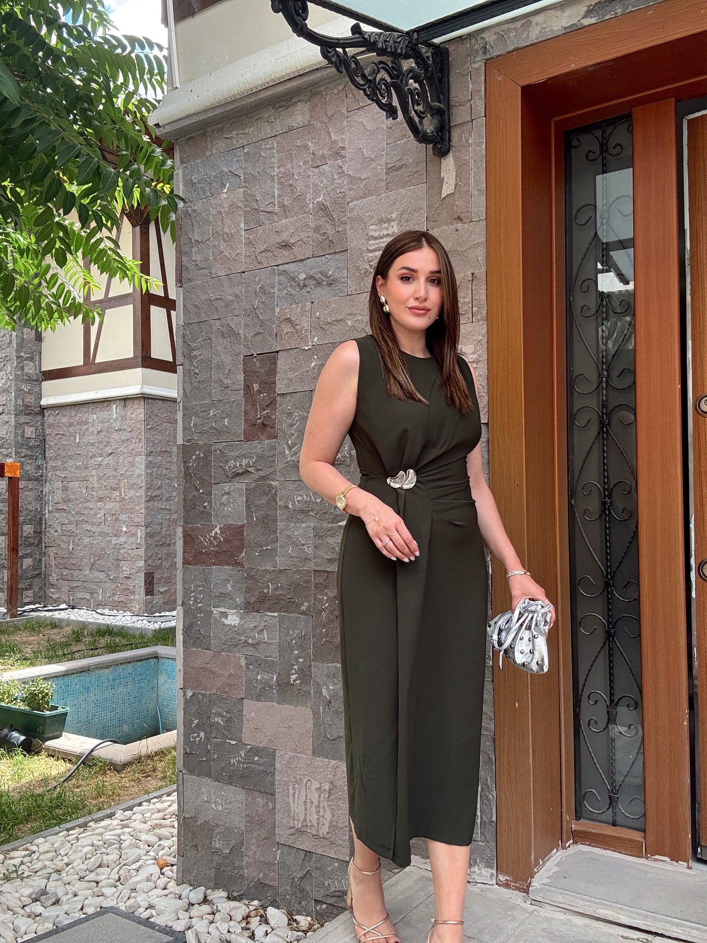 Kolsuz Pile Broşlu Premium Elbise Haki