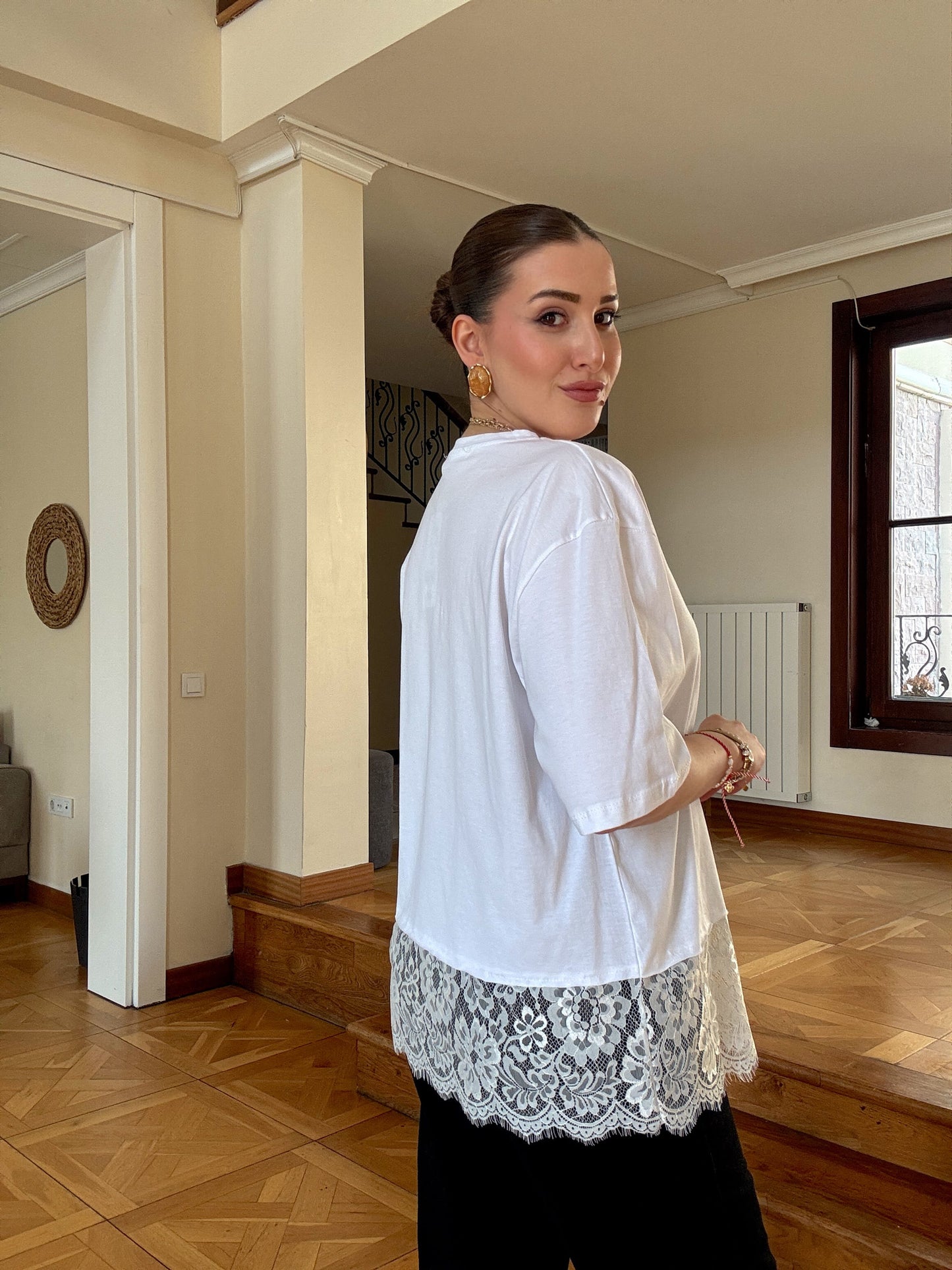 Eteği dantelli Tişört Beyaz