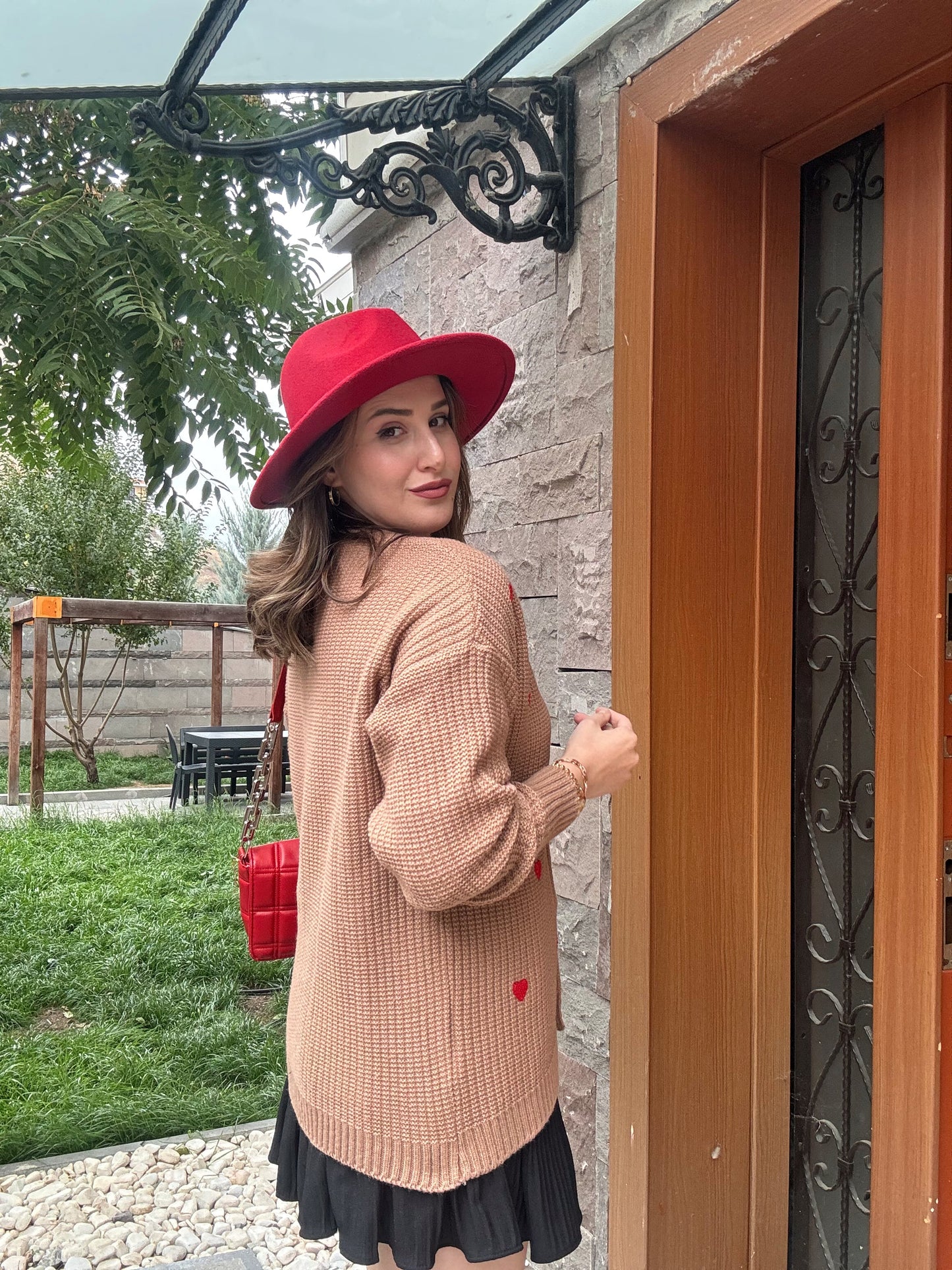 Küçük Kalpli Düğmeli Hırka - CAMEL