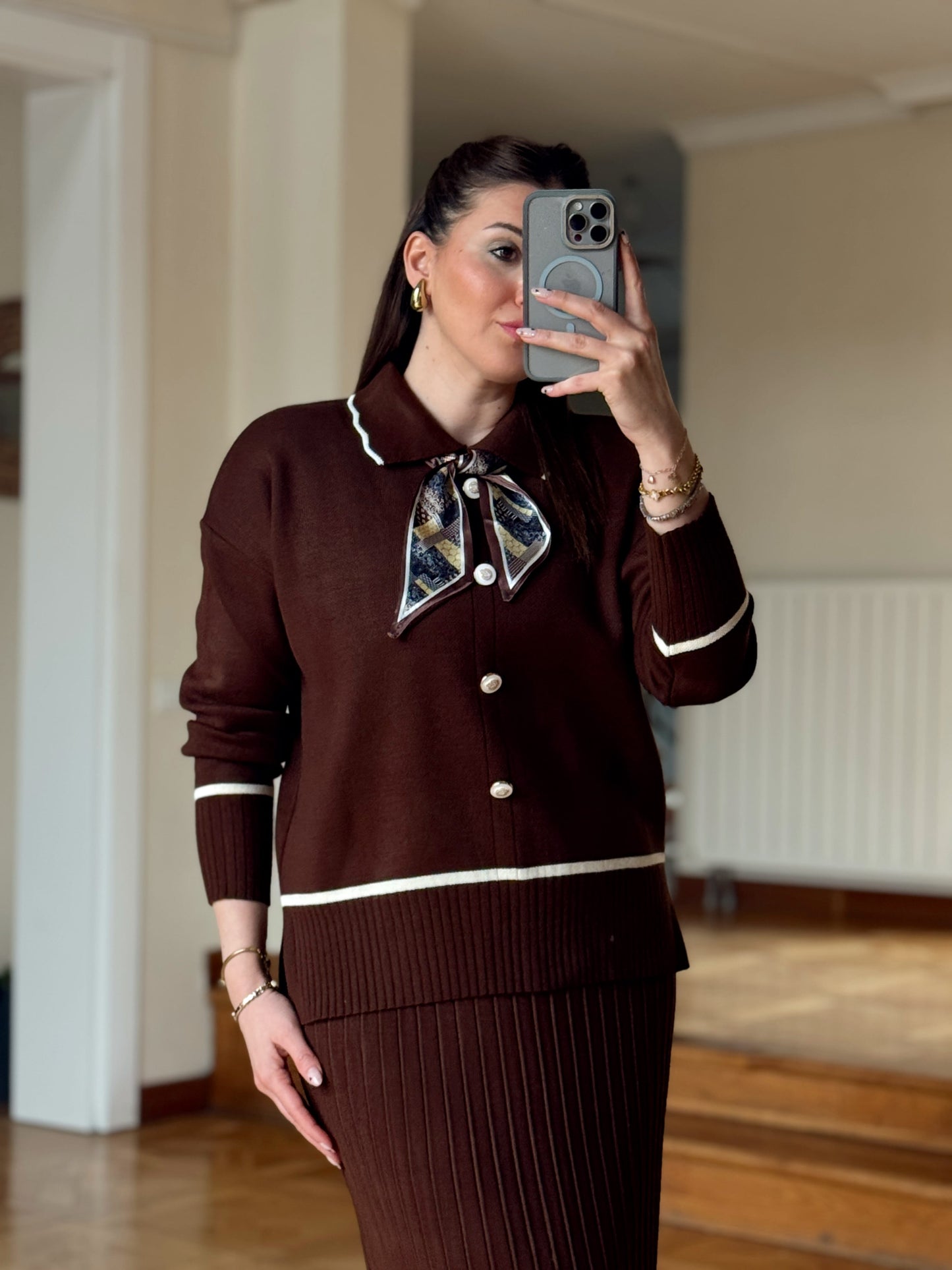 Fular detay aksesuarlı triko takım Kahve