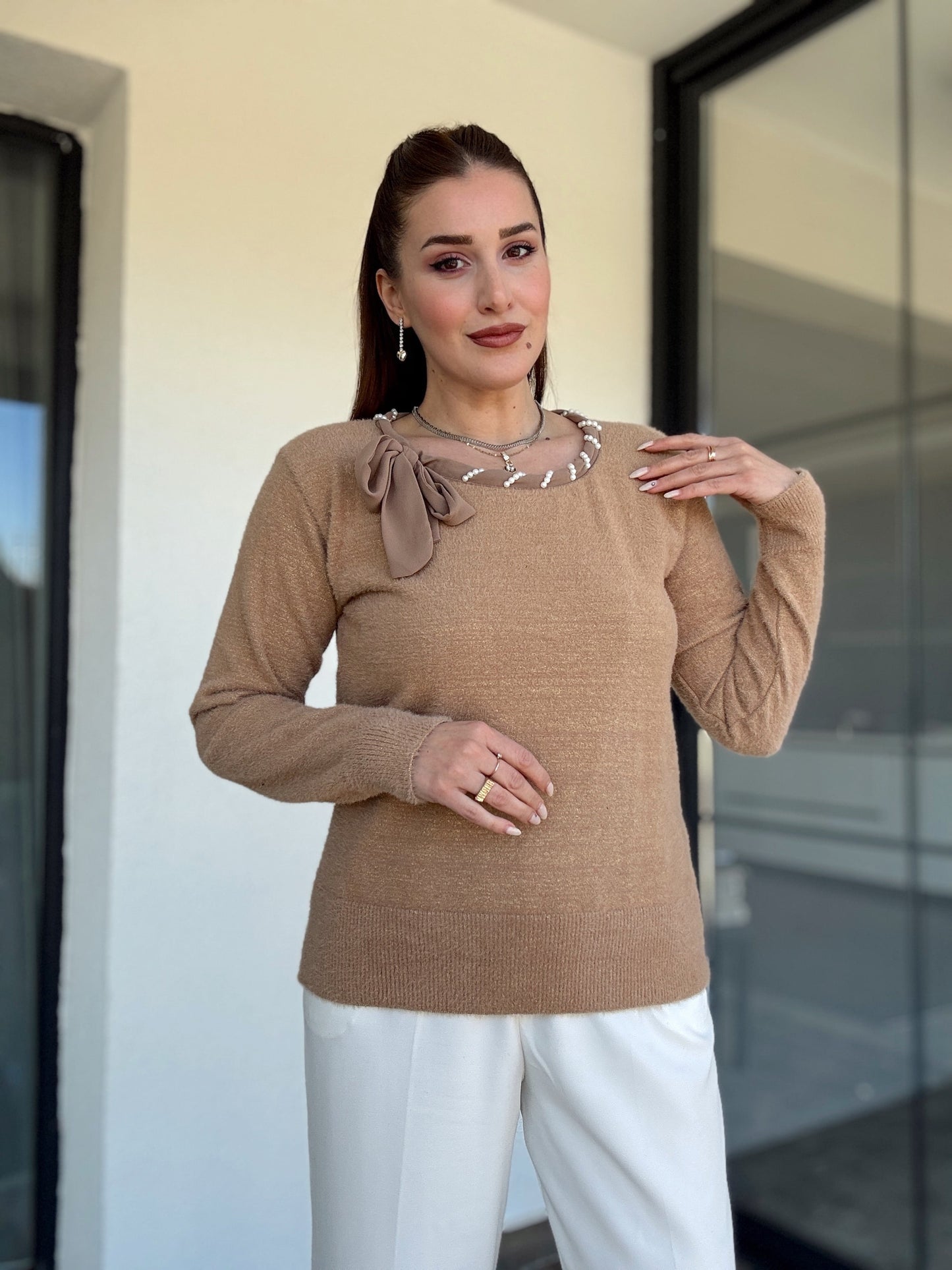 Yaka inci detaylı SİMLİ kazak CAMEL