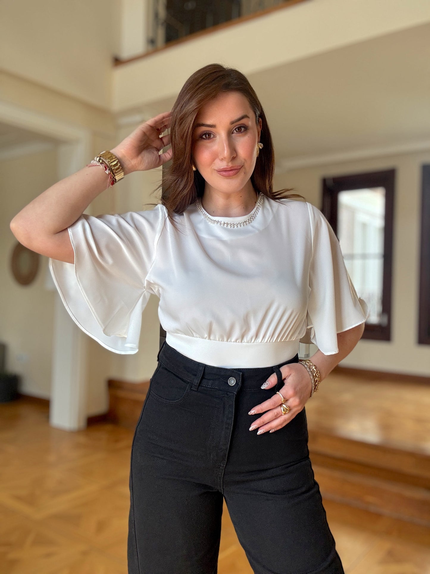 Yakası taş detaylı saten bluz BEYAZ