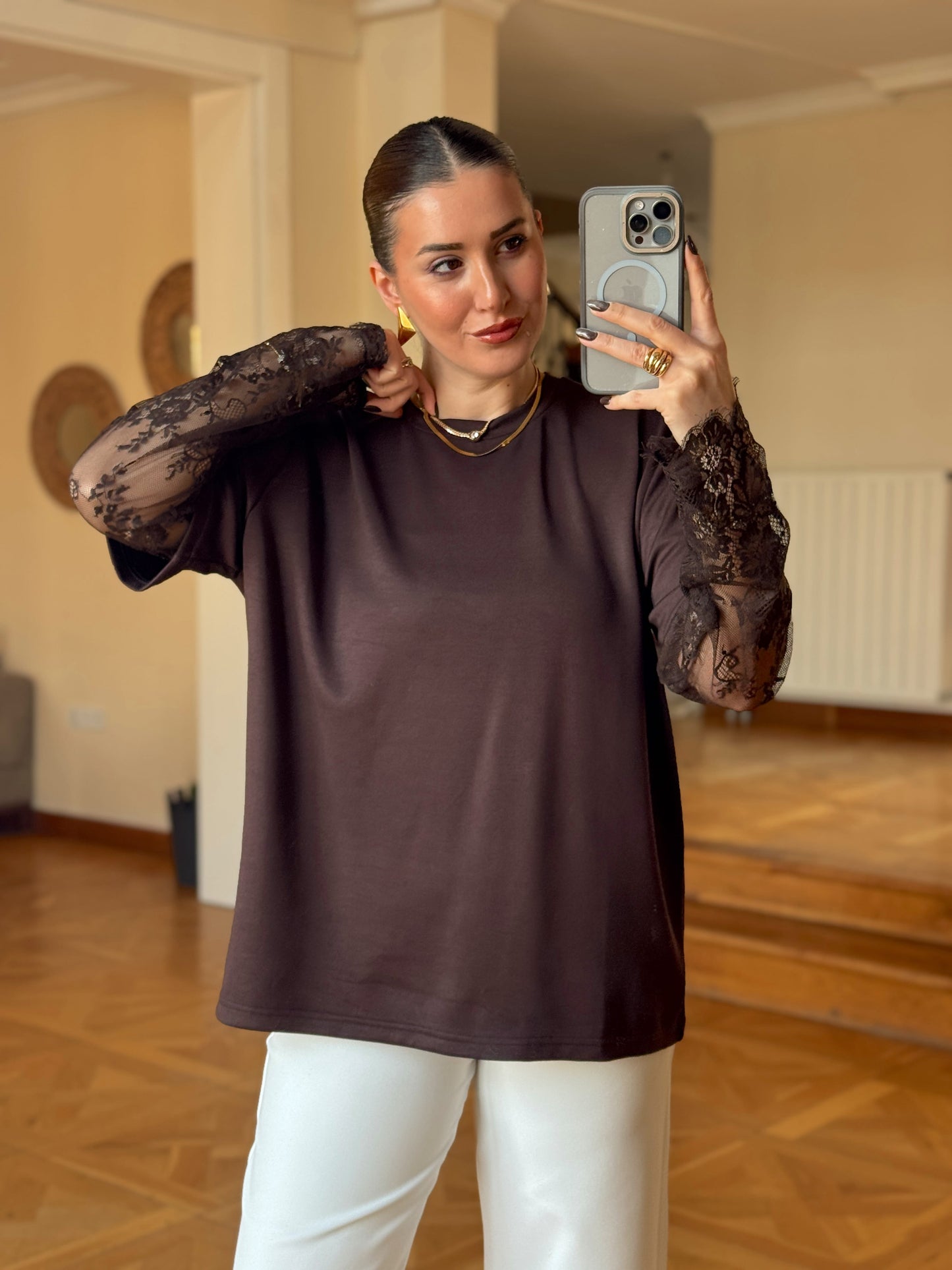 Kolları güpür detaylı basic tişört Kahve