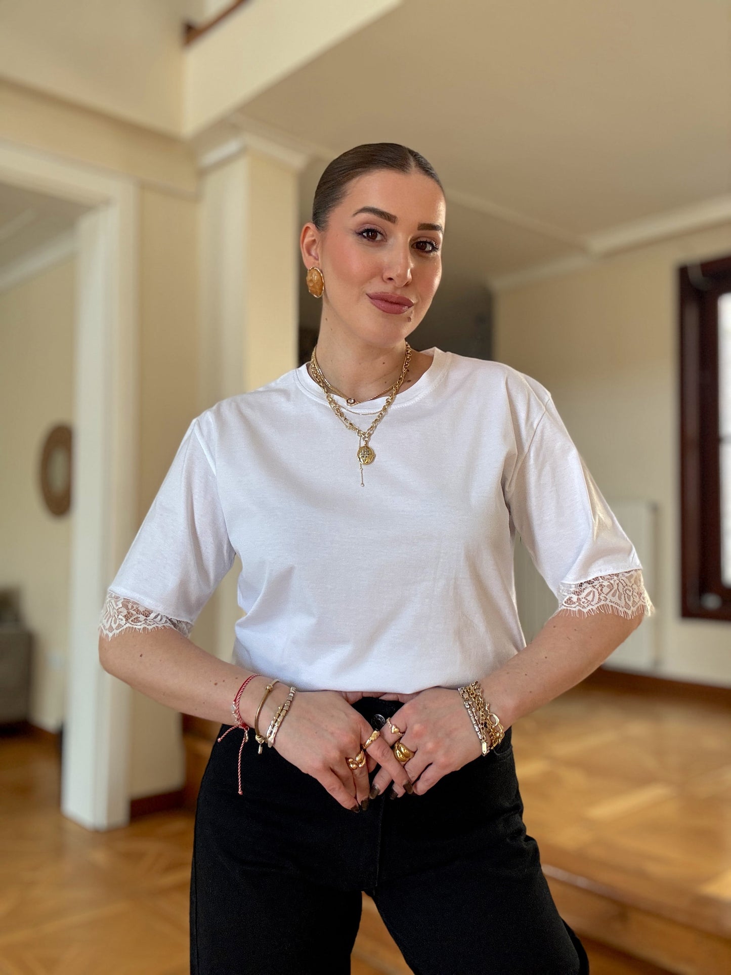 Kolu eteği dantelli tişört Beyaz