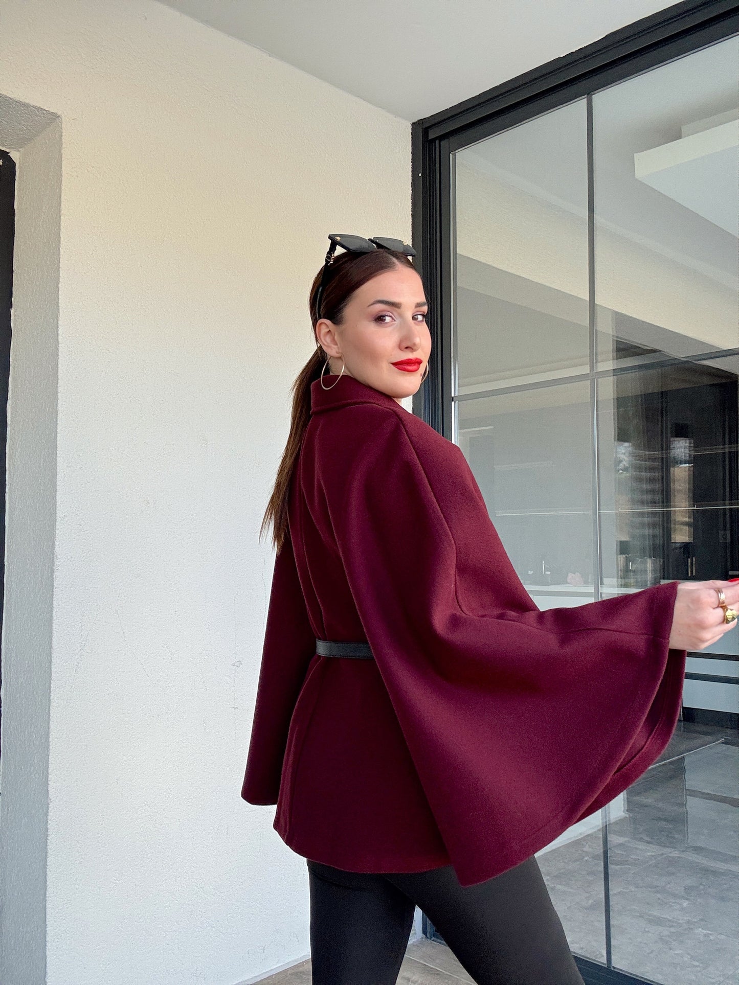 Yakalı kemerli panço bordo