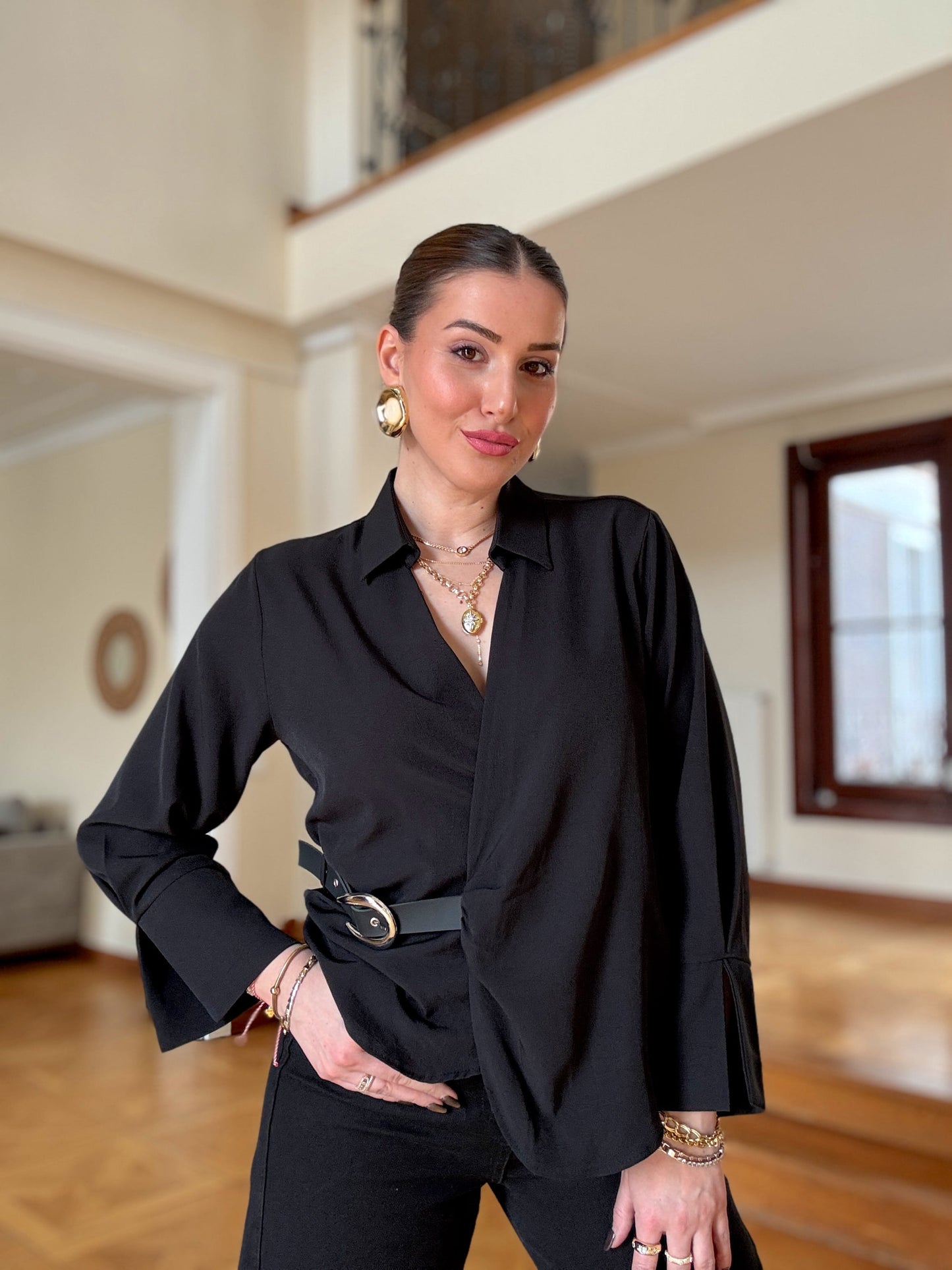 Önü kemer detaylı bluz SİYAH